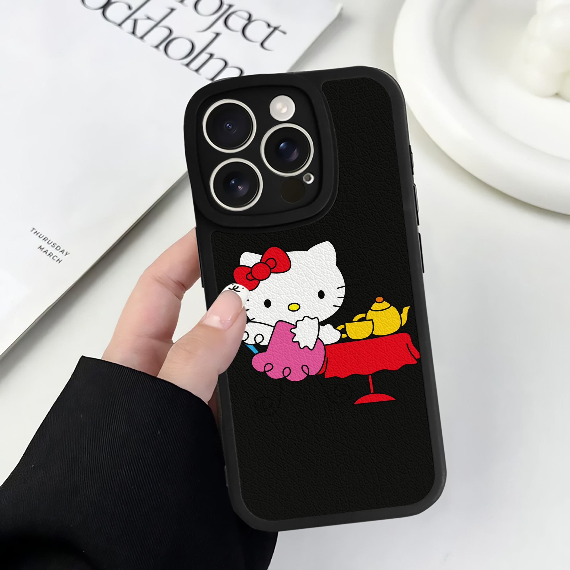 （画像用） Hello Kitty ハローキティ 【iPhone 16シリーズ対応】シリコンスマホケース（レザー調） 材質：シリコン